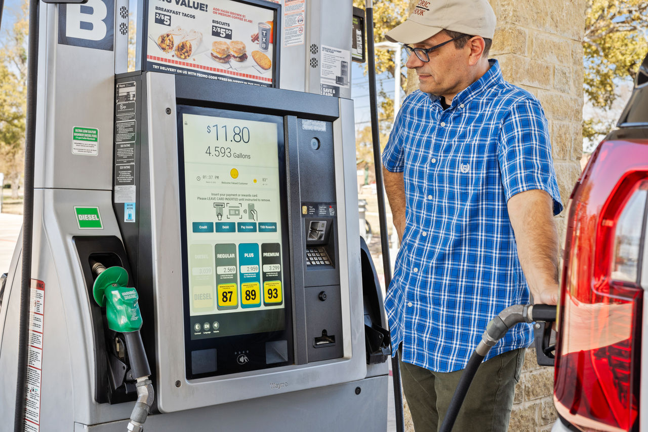 Digital screen gas pump for promotion